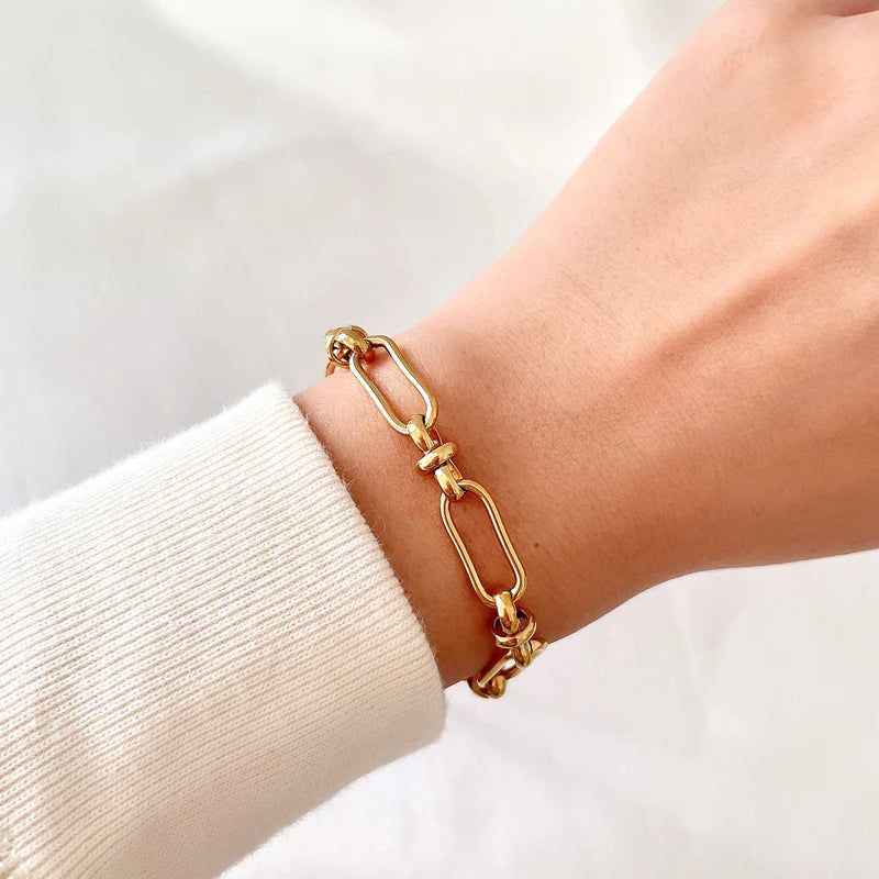Marisa – Gold bracelet with a delicate double structure