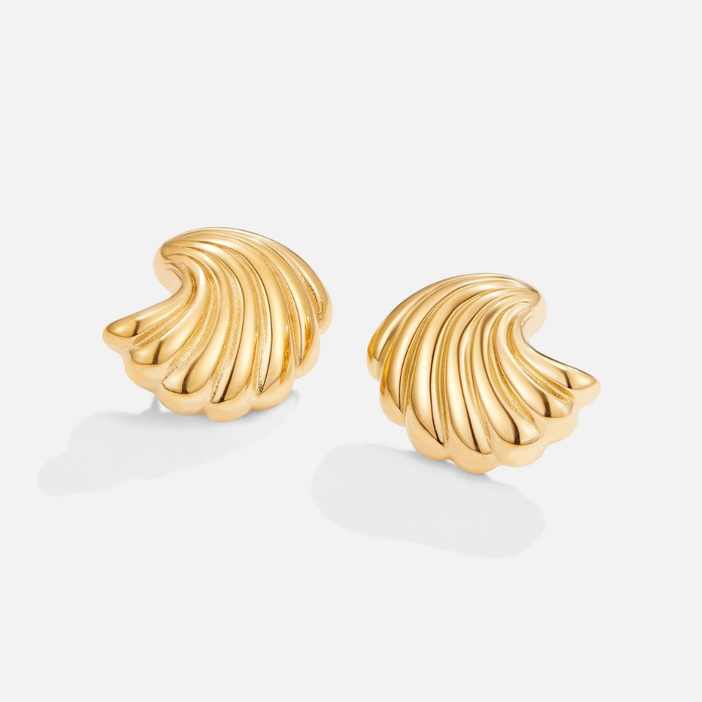 Sophie – Gold earrings in the shape of a shell.