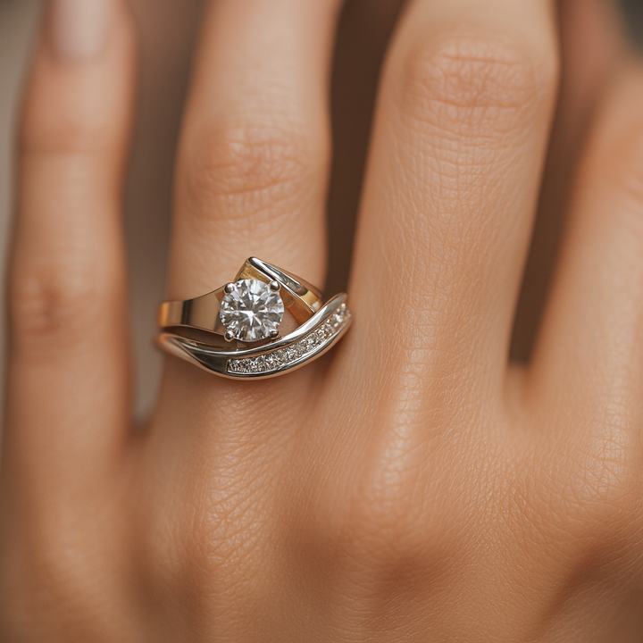 Carla – Asymmetrical vintage ring made of gold and silver with zirconia
