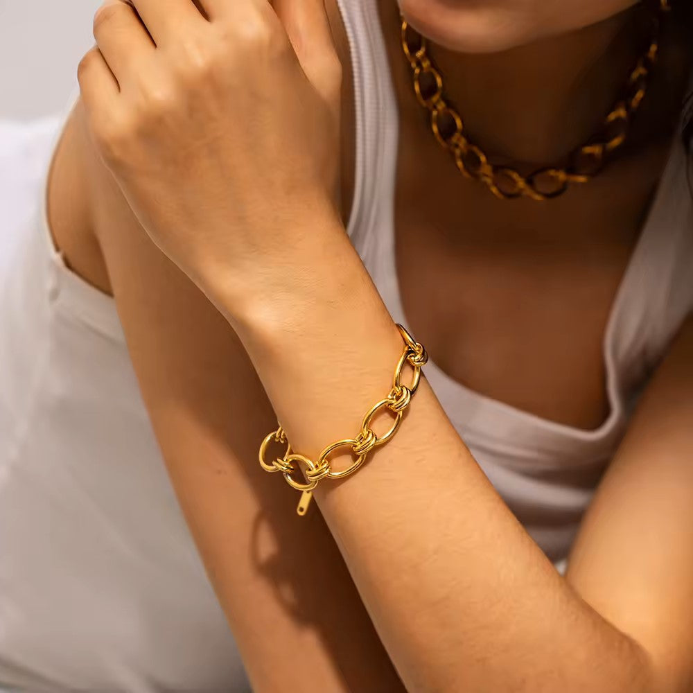 Johanna – Delicate gold bracelet with charm details