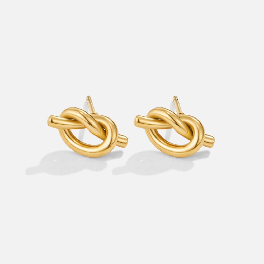 Margaux – Gold earrings in braided shape.