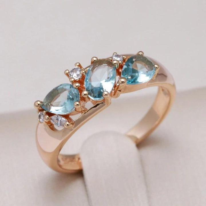 Vintage Zirconia Elegant Ring in Gold Blue