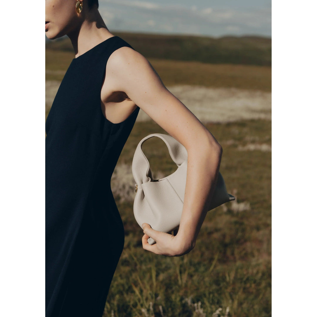 Hanneke | Elegant Travel Companion