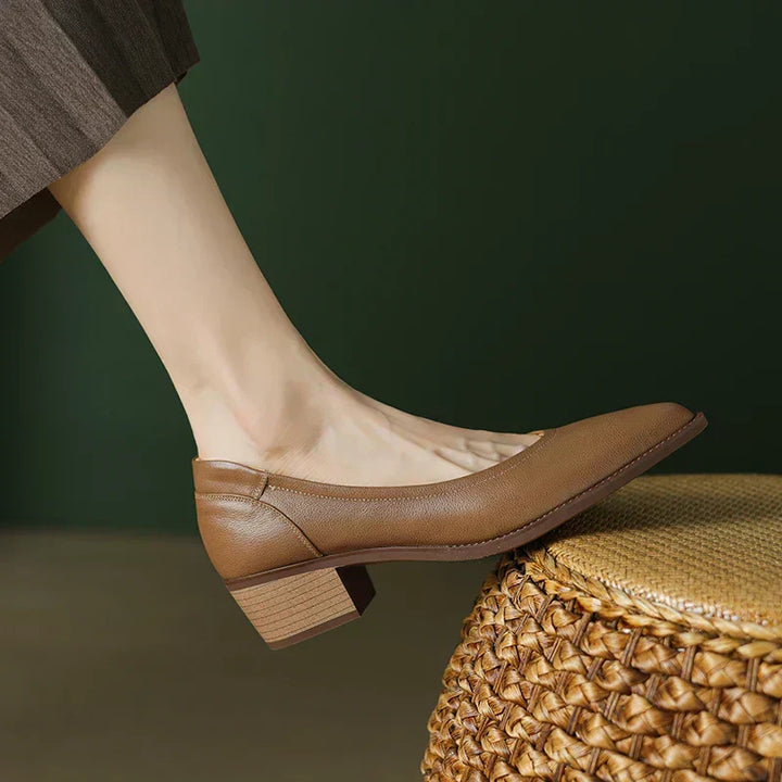 Loes | Heels with Average Height