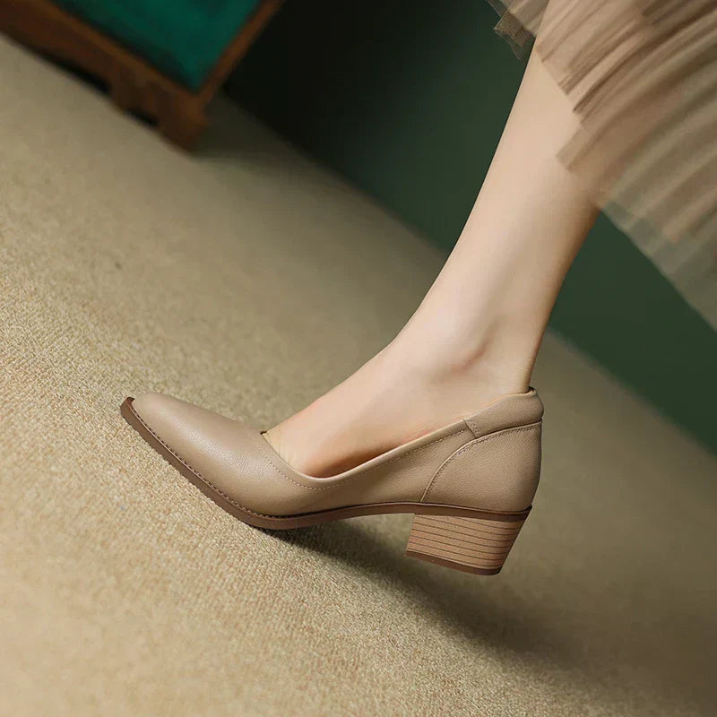 Loes | Heels with Average Height