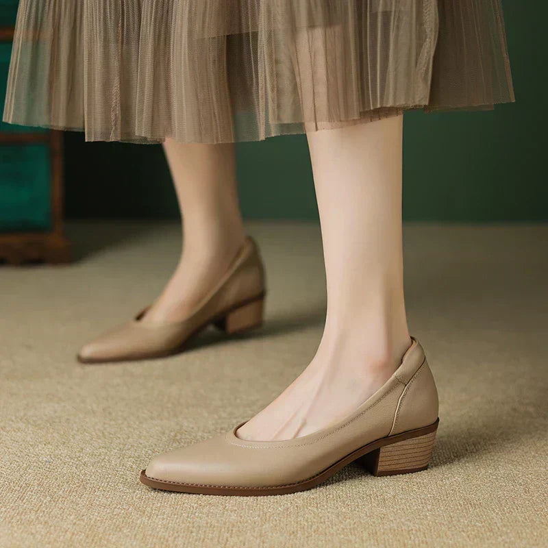 Loes | Heels with Average Height