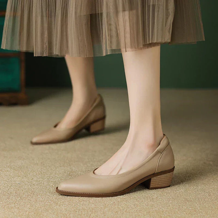 Loes | Heels with Average Height