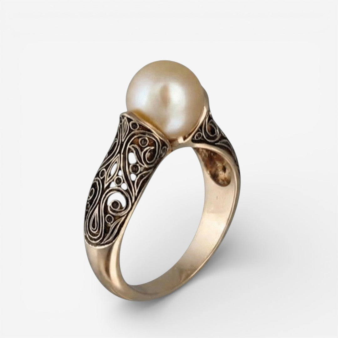 Vintage gold ring with pearl