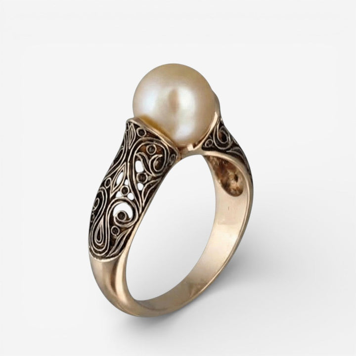 Vintage gold ring with pearl