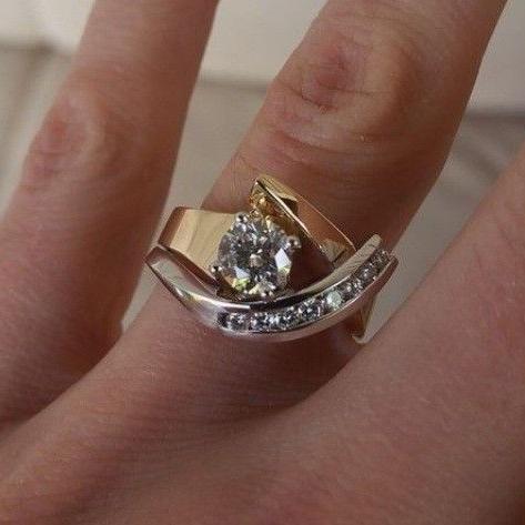Carla – Asymmetrical vintage ring made of gold and silver with zirconia