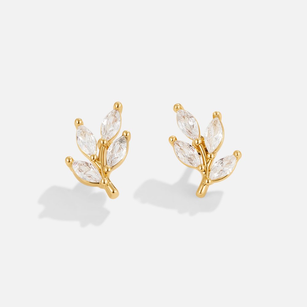 Zoé – Gold earrings with leaf detail.