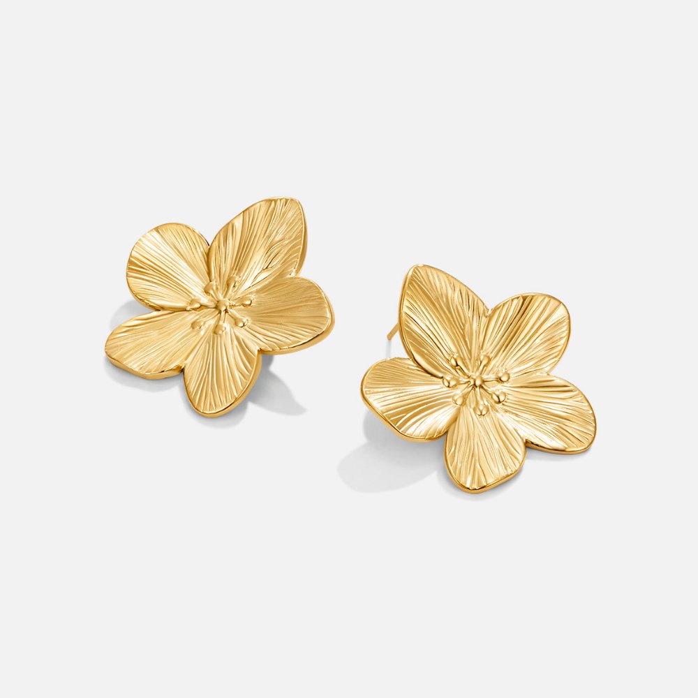 Madeleine – Gold earrings in the shape of a flower.