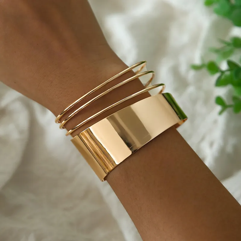 Elegant Vintage Bracelet in Classic Style