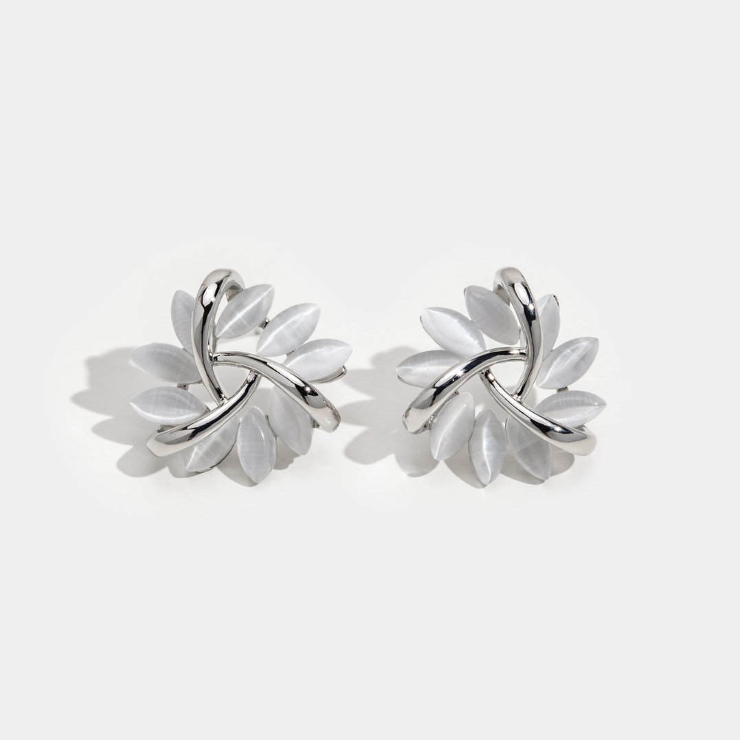 Élodie – Silver earrings in the shape of a flower.