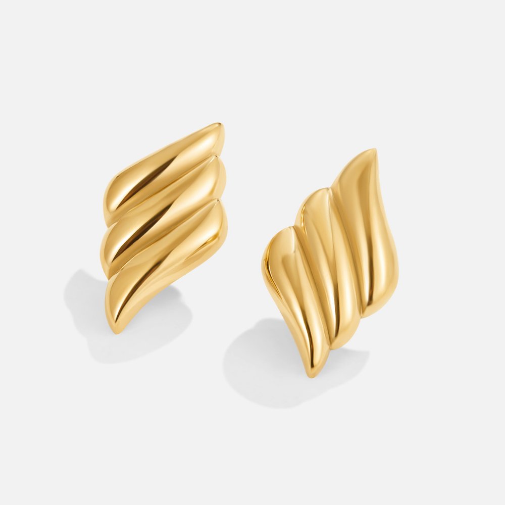 Camille – Gold earrings with a wavy structure.