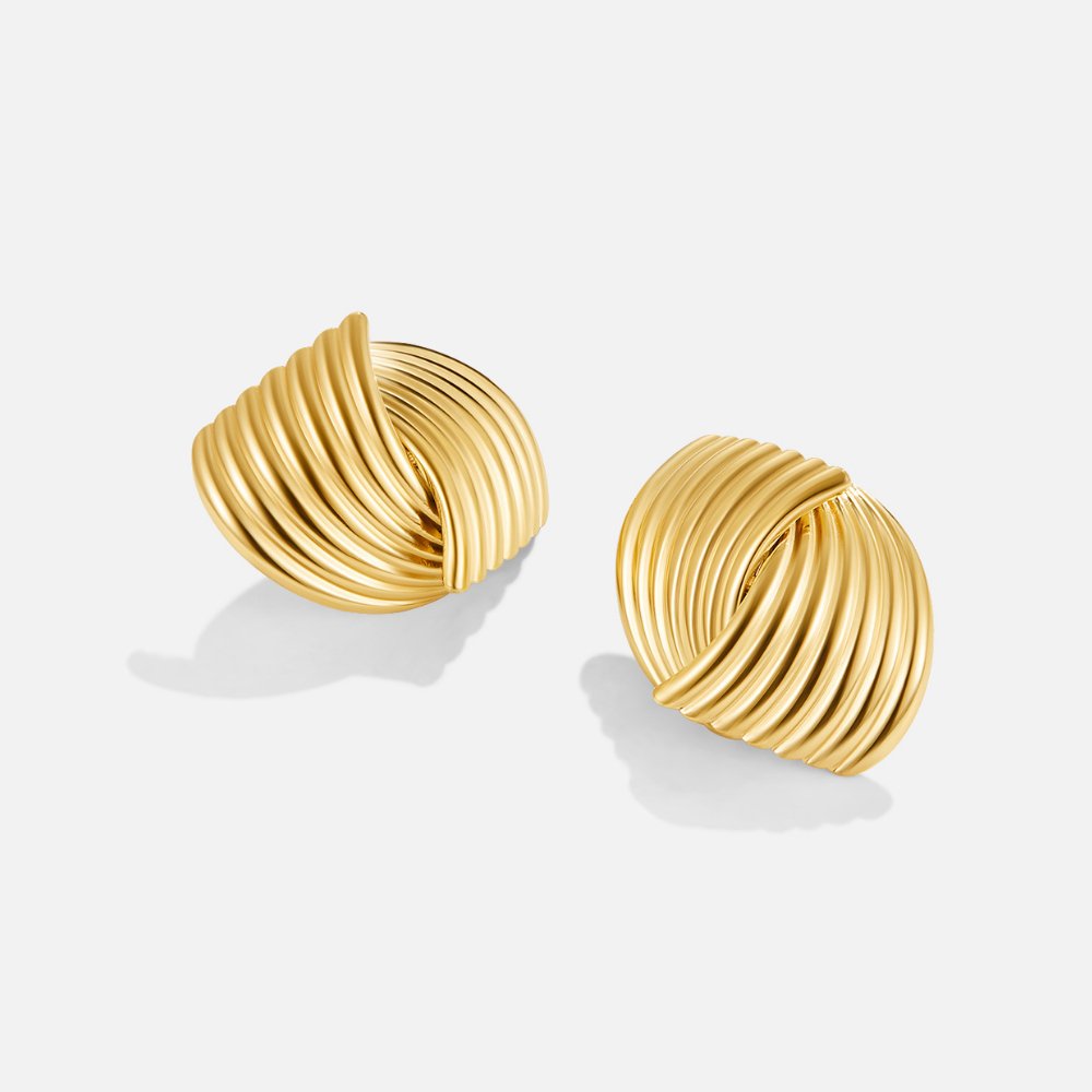 Anaïs – Gold earrings with a fan structure.